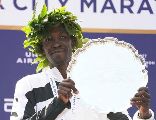 El ganador de la división masculina del maratón de Nueva York de 2021, el keniata Albert Korir, posa en el podio el 7 de noviembre de 2021