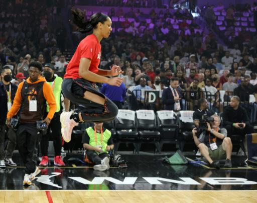La jugadora de las Aces A'ja Wilson salta en el calentamiento previo a un partido de los playoffs finales de la WNBA el 13 de septiembre de 2022 en Las Vegas