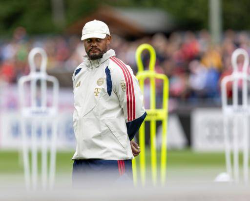 El entrenador Vincent Kompany dirige una práctica del Bayern Munich en Rottach-Egern (sur de Alemania), el 27 de julio de 2026