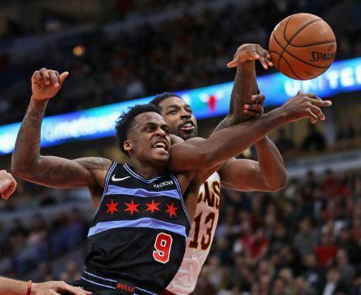 Antonio Blakeney (izquierda) durante un partido con los Chicago Bulls frente a los Cleveland Cavaliers el 10 de noviembre de 2018