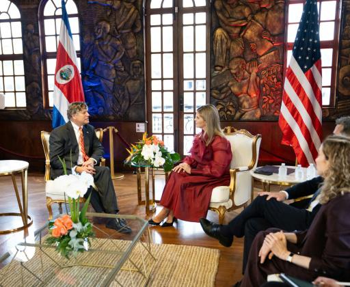 La derechista Laura Fernández asume, con su antecesor, un gobierno de mano dura en Costa Rica