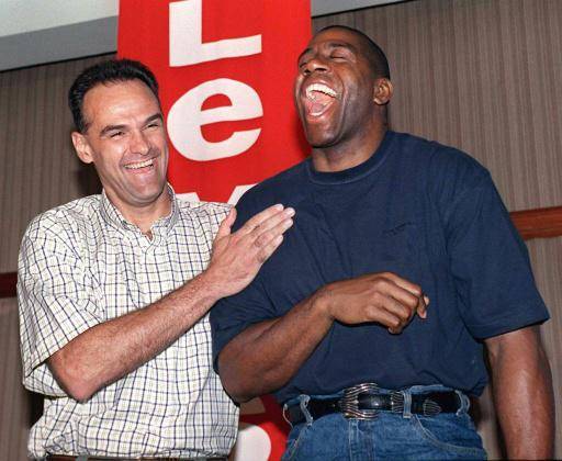 Los legendarios exbasquetbolistas ulo Oscar Schmidt (I) y Earvin Magic Johnson se ríen durante una conferencia de prensa en Rio de Janeiro el 23 de abril de 1997