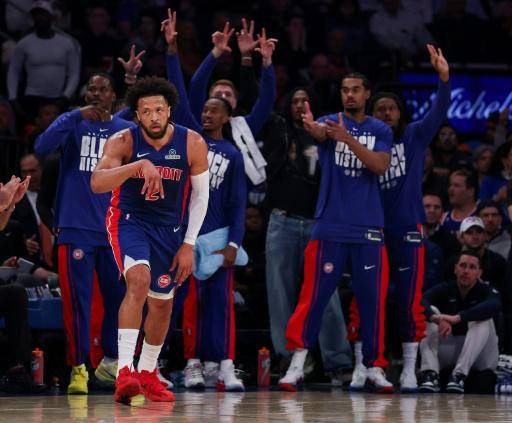 Cade Cunningham celebra una canasta con los Detroit Pistons ante los New York Knicks el 19 de febrero de 2026