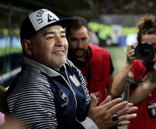 El exfutbolista argentino Diego Maradona, homenajeado antes de un partido del torneo de fútbol de primera división entre Boca Juniors y Gimnasia La Plata, en el estadio La Bombonera de Buenos Aires, el 7 de marzo de 2020