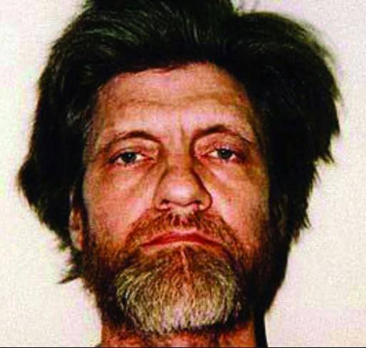 Esta imagen de abril de 1996 obtenida de la Oficina Federal de Investigaciones muestra a Ted Kaczynski, conocido como Unabomber, durante su fichaje policial por los atentados con bomba que cometió entre 1978 y 1995