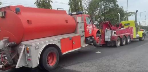 ML | Vehículo tanquero de los bomberos removido con grúa.