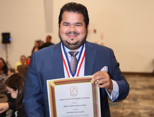 Roberto Aparicio recibe reconocimiento en el Día del Abogado