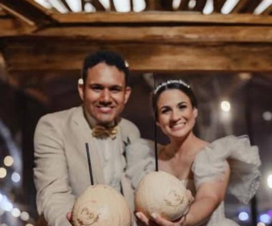 Cortesía | Esposos muetras los cocos personalizados.