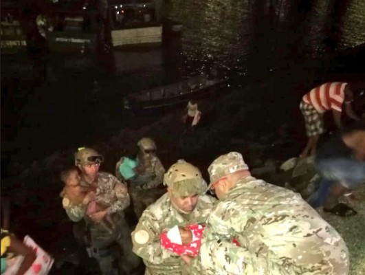 Rescatan a 70 personas de embarcación encallada frente a la Cinta Costera