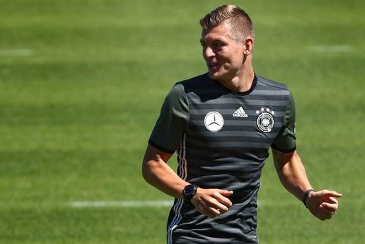 Kroos seguirá jugando para Alemania y critica a Mesut Özil