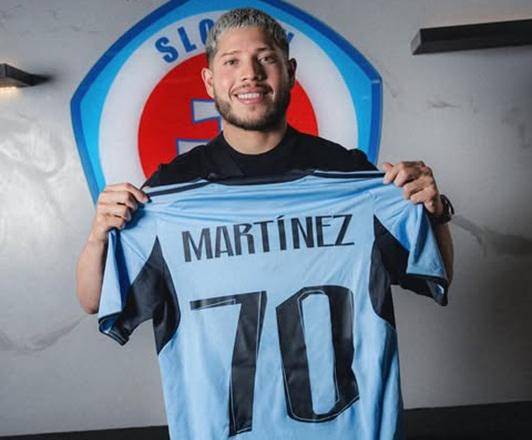 Cortesía | El mediocampista panameño Cristian ‘Fulo’ Martínez con una playera del ŠK Slovan Bratislava con su apellido.