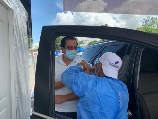 Expresidente Martín Torrijos recibe la vacuna de AstraZeneca en el Rommel Fernández