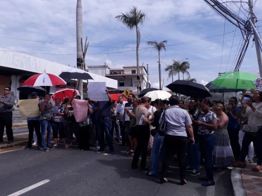 Padres de familia del Colegio Nuestra Señora de Lourdes se oponen al aumento de colegiatura inconsulto