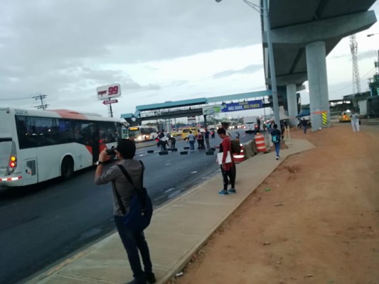 Transportistas de buses piratas cierran la Avenida Domingo Díaz