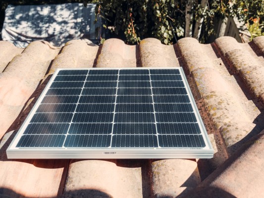 Capacitarán a mujeres Ngäbe Buglé para instalar sistemas de energía solar