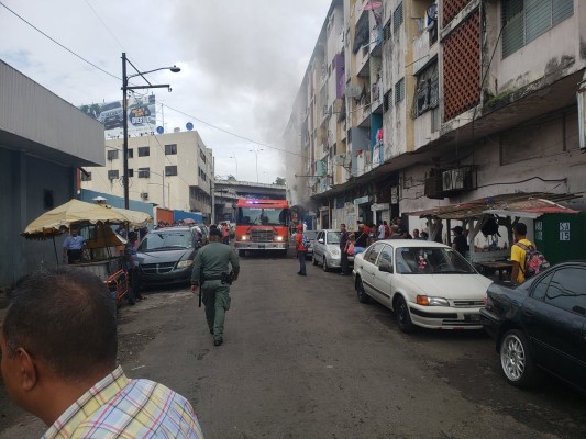 Bomberos controlan incendio en Calle M de Calidonia