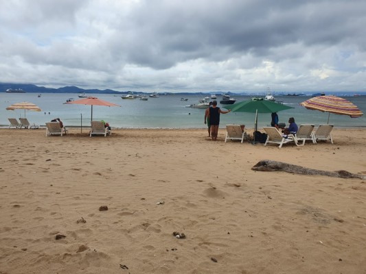 Hisopados obligatorios en las playas enciende debate