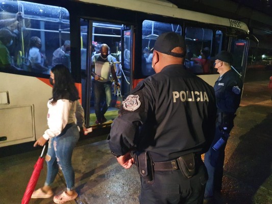 Policía inicia operativo de seguridad en las paradas de buses