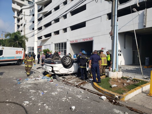 Auto cae desde estacionamiento de un edificio en avenida Balboa; una víctima fatal
