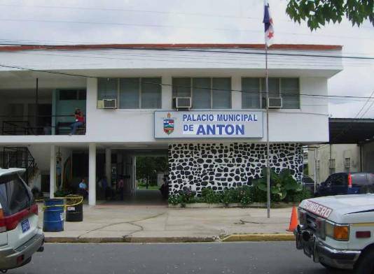 El alcalde de Antón rediseña un plan desde las montañas hasta el litoral