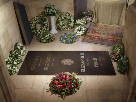La lápida de Isabel II oficialmente desvelada