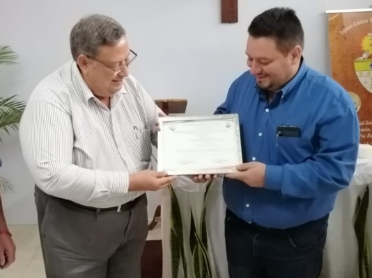 Alcalde de Santiago es galardonado en Costa Rica por sus obras literarias