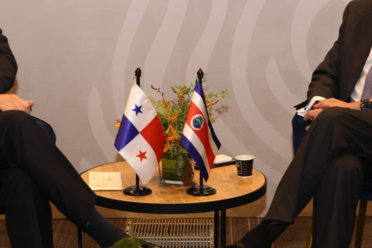 ML | Las banderas de Panamá y Costa Rica.
