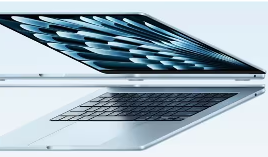 Apple trabaja en un ordenador portátil Mac.