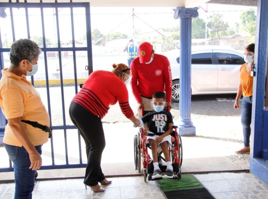 Aplican primera dosis contra el Covid-19 a personas con discapacidad en Panamá Oeste