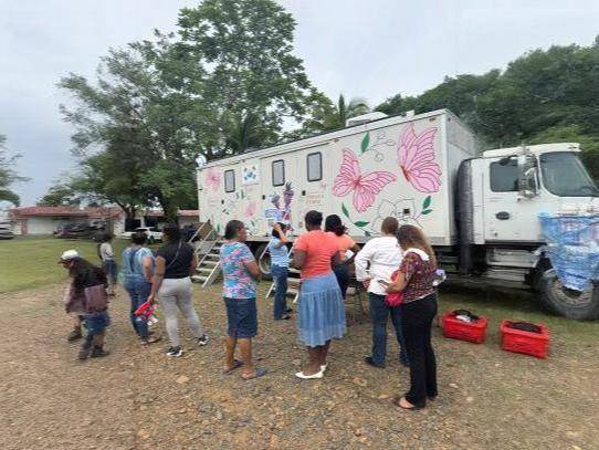 Más de 570 personas reciben atención integral durante gira “Amor sobre Ruedas” en Panamá Este