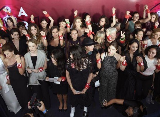 Pañuelos rojos contra violencia de género tiñen premiación de cine mexicano