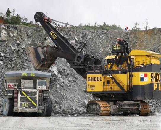 ML | Un camión DTU y una pala en el tajo utilizado en la minería.