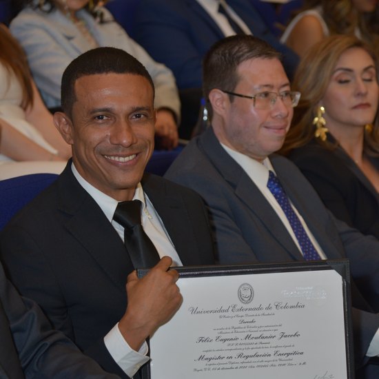 Moulanier se defiende, muestra títulos y estudios de maestrías