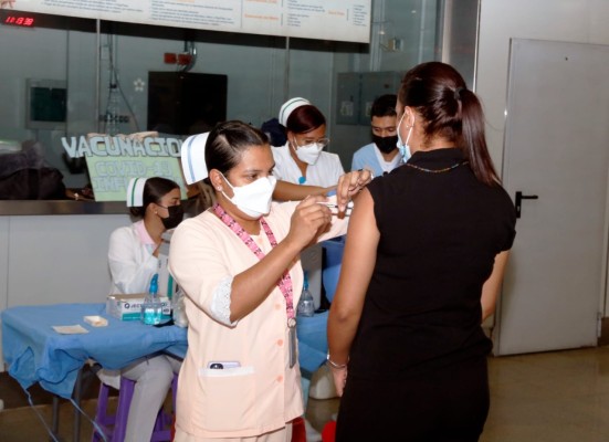 Jornada de vacunación en el Minsa continúa