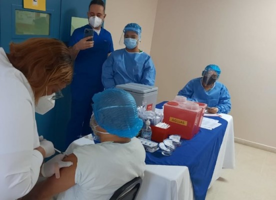 Destituirán a funcionarios de la CSS que se vacunen contra el Covid-19 sin ser del grupo prioritario