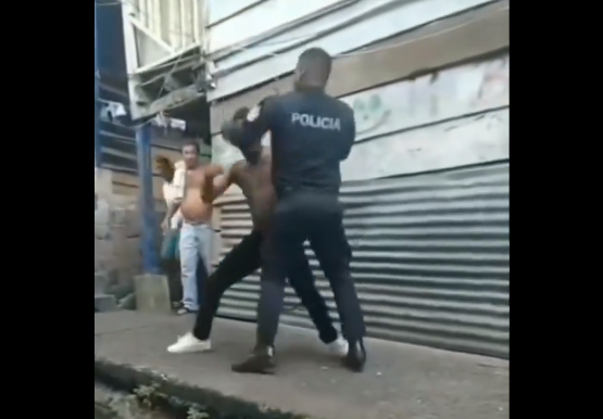 Policía investiga video de pelea protagonizada por uno de sus miembros