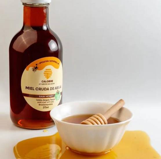 Miel cruda, de la colmena a la mesa: El emprendimiento que apuesta por lo natural