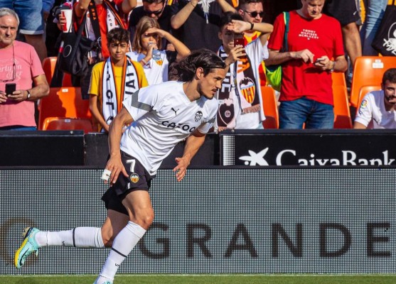 Lewandowski pone líder liguero al Barcelona, Cavani debuta con el Valencia