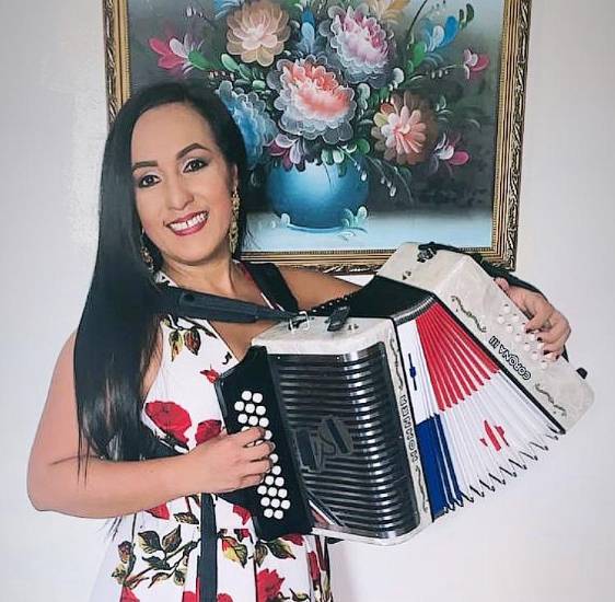 Artista Yeyny Santamaría: La maestra del acordeón