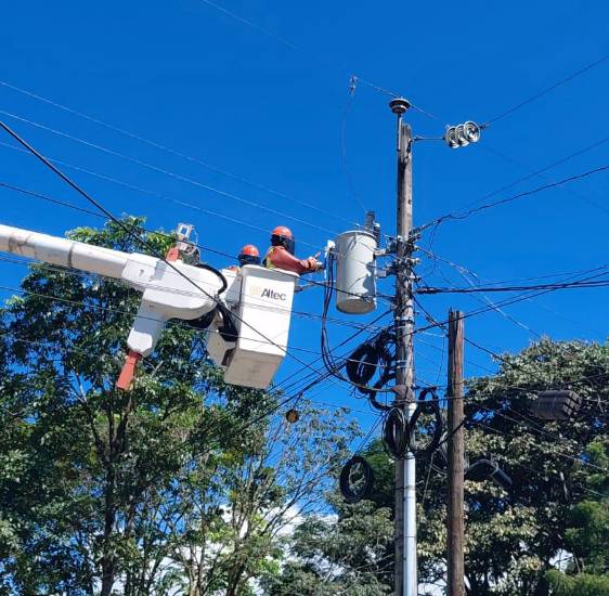 Cortesía Naturgy | trbajadores realizan trabajos de reparación de un poste de energía eléctrica.
