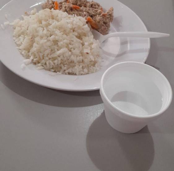 ML | Plato de comida servido en una cafetería de la Universidad de Panamá. Acompañado con agua.