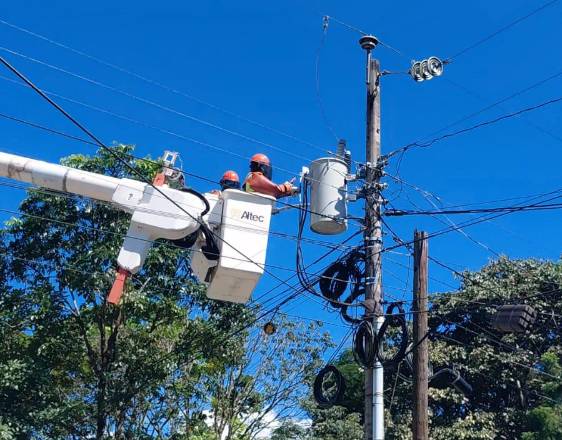 Cortesía Naturgy | trbajadores realizan trabajos de reparación de un poste de energía eléctrica.