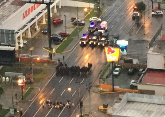 Policía captura a varios jóvenes en protesta de Calle 50