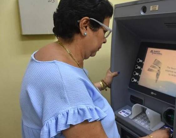 Cortesía CSS | Una mujer acude al cajero automático para retirar dinero.