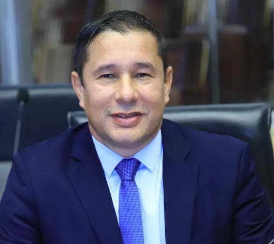 Debate por descuentos y contratación de familiares