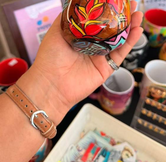 Andolhina Art, emprendimiento que plasma la cultura panameña en vasos de madera