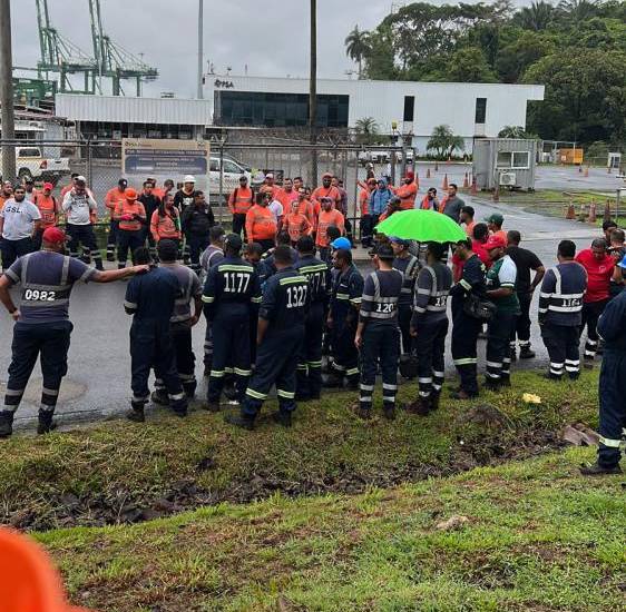 ML | Trabajadores en huelga en los predios del puerto PSA.