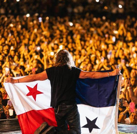 Cortesía | El vocalista de Maná Fher Olvera sostiene la bandera de Panamá, en su concierto en el Estadio Rod Carew.