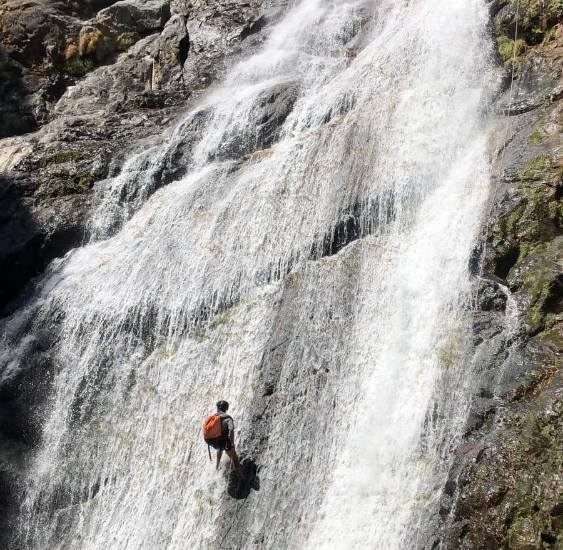 Agua Viva fomenta el rápel y turismo extremo en Caldera