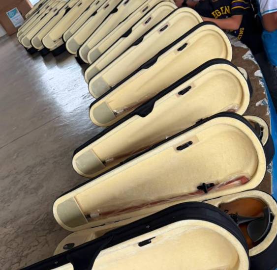 Importante donación de 20 violines